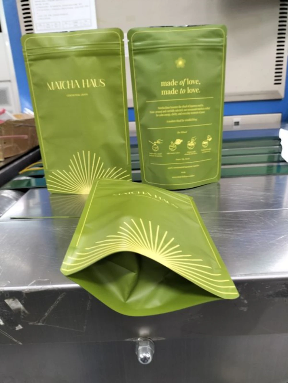 JINYI custom green flat-bottom matcha pouch showing structured base — factory production of premium matcha packaging