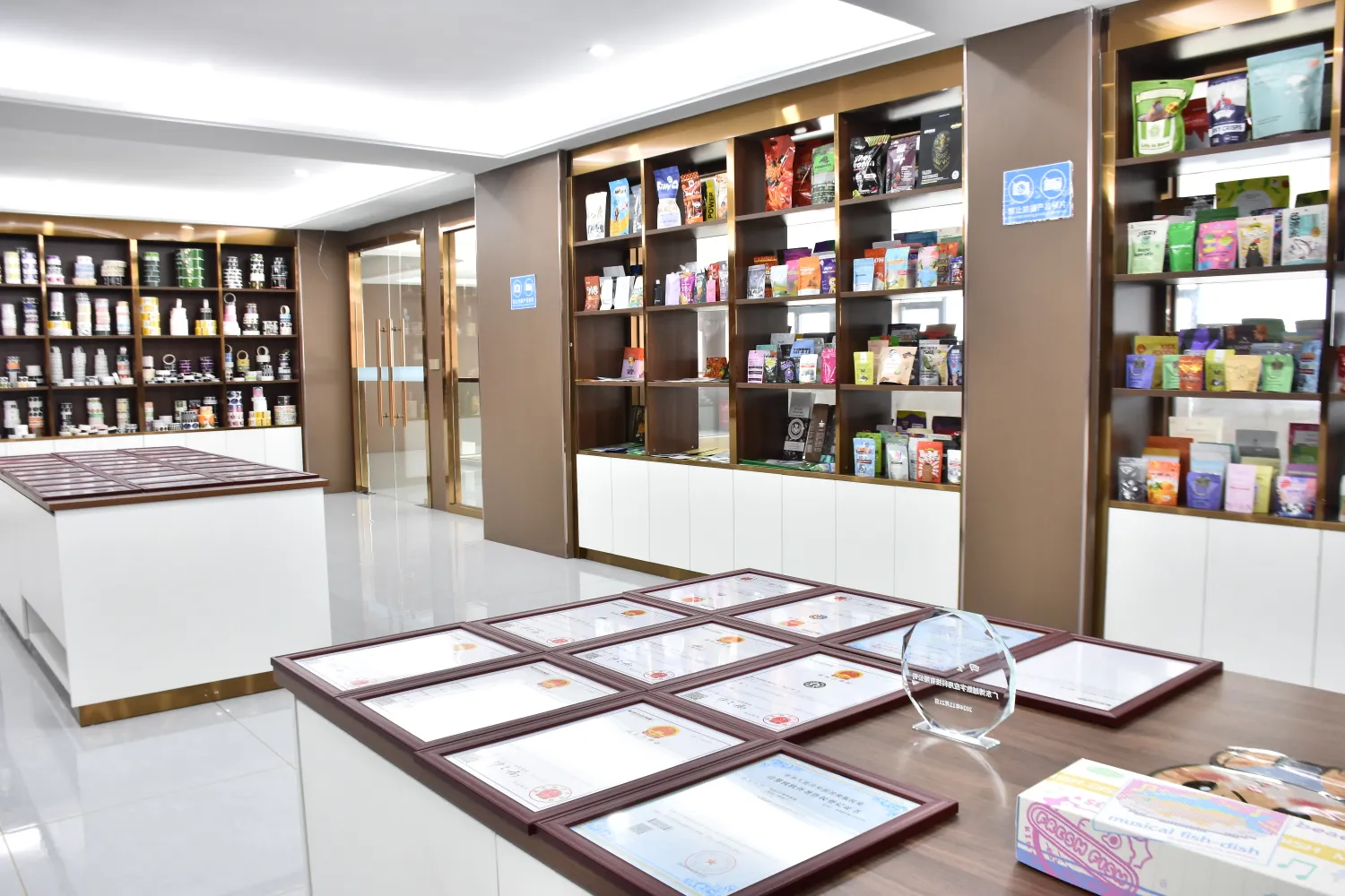 JINYI packaging factory showroom displaying custom flexible packaging samples and pouch options for buyers
