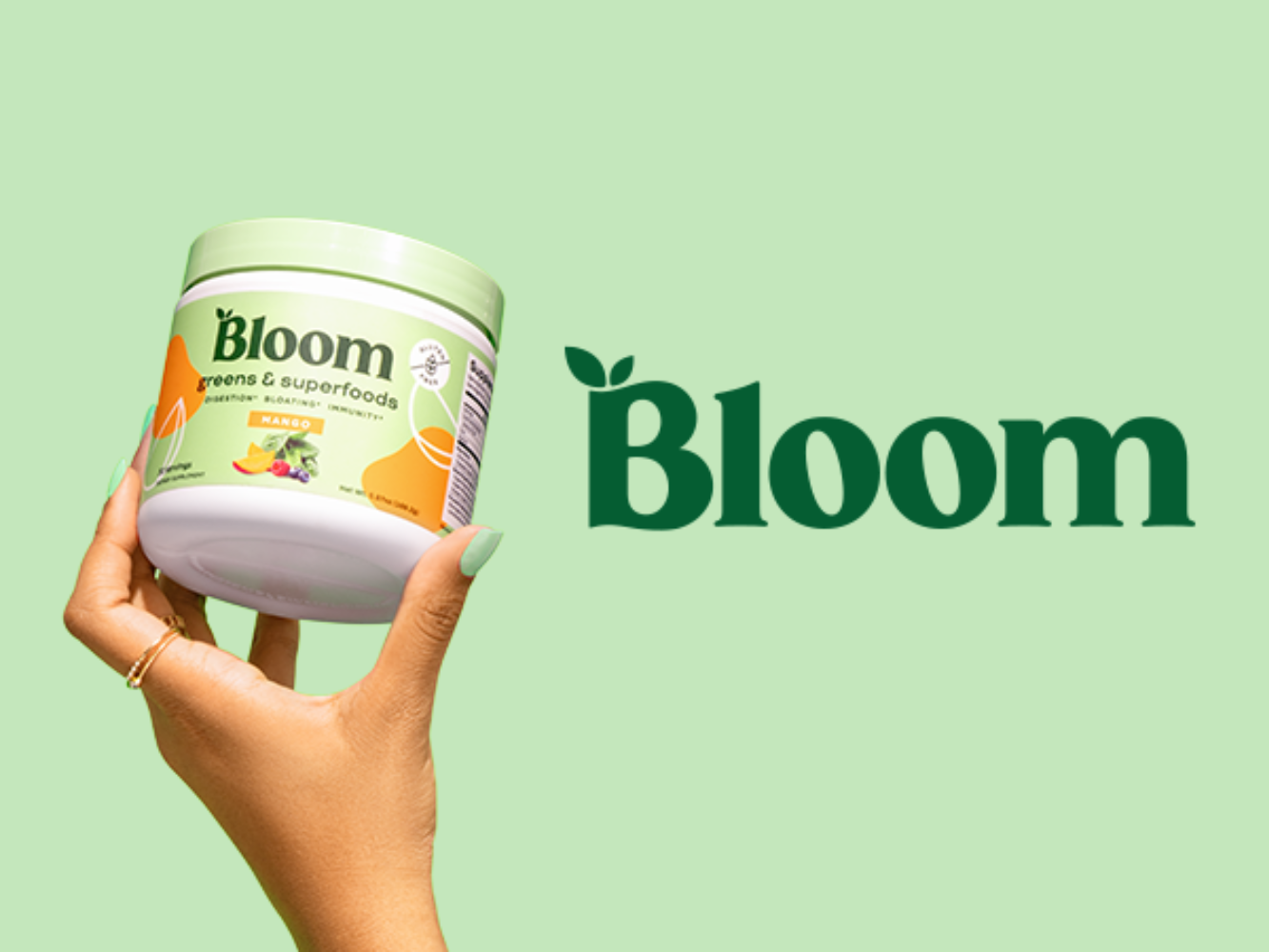Fotografia da marca do suplemento Bloom Nutrition - stand-up pouch cor-de-rosa sobre fundo verde, mostrando o design da embalagem do suplemento de bem-estar para mulheres
