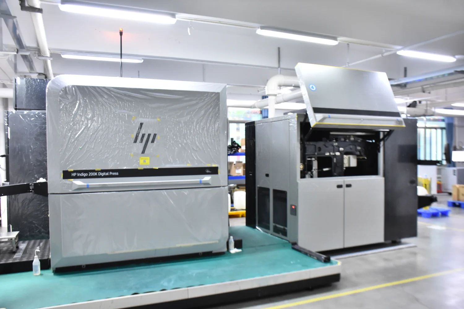 HP Indigo 200K large-format digital press at Jinyi Packaging factory