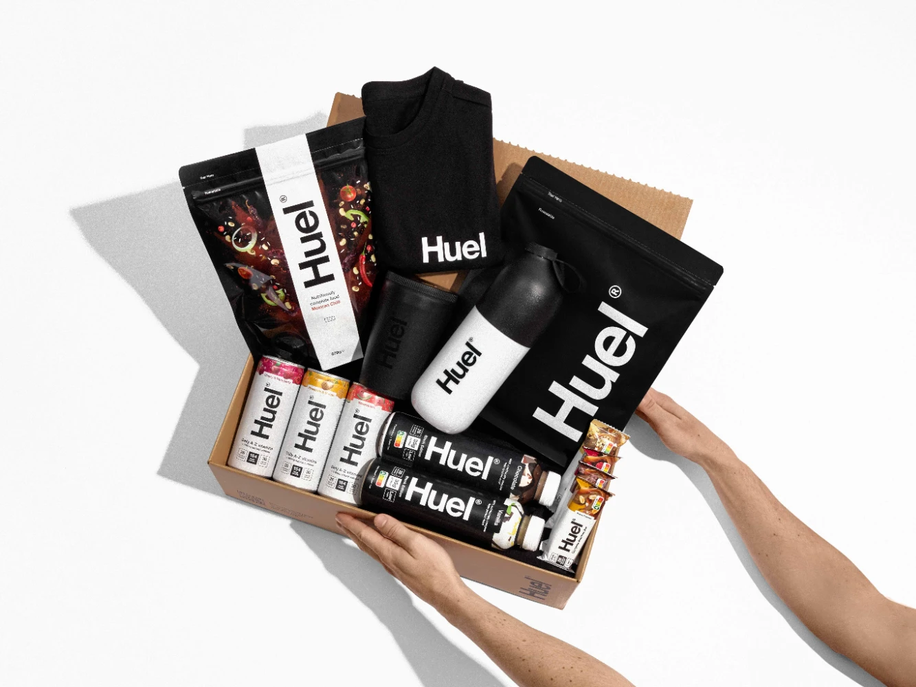 Pacote de bestsellers Huel com stand-up pouches a preto e branco em várias linhas de produtos - embalagem de substituto de refeição em pó para uma marca de nutrição completa
