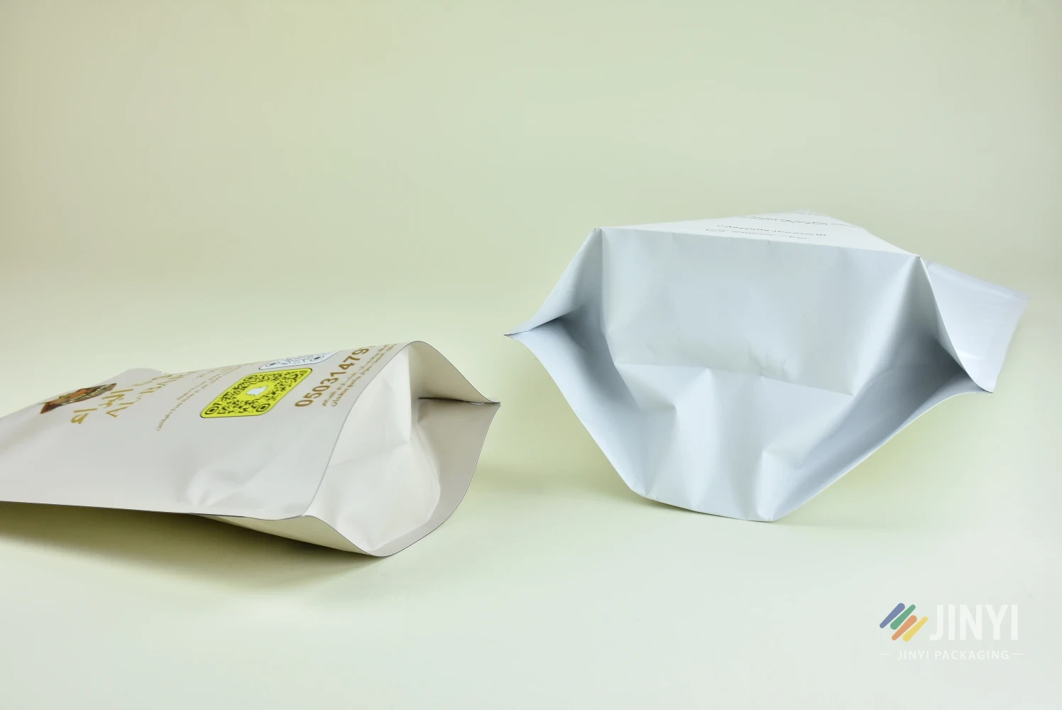 K-seal bottom vs standard curved bottom coffee bag comparison — flat structured base versus rounded gusset base, produced by JINYI